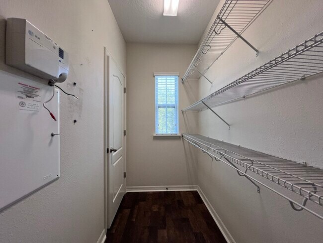 Building Photo - Gorgeous 3 bedroom, 2½ bath, 2 STORY townhome