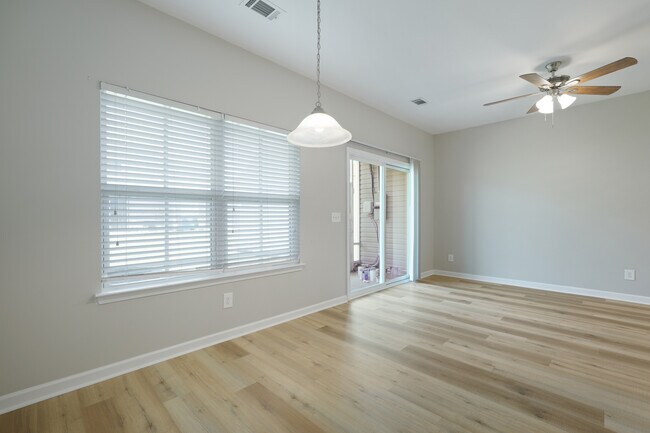 Building Photo - 10 Brown Thrasher Ct