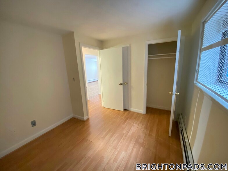 Building Photo - 122 Dustin St