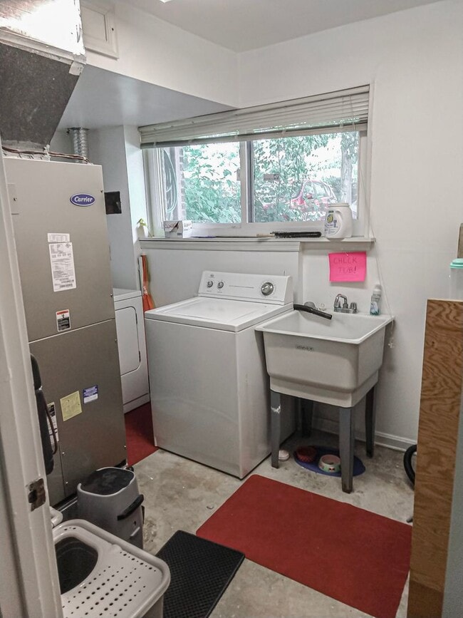 Building Photo - Spacious 4 Bedroom 3.5 Bathroom End Unit T...