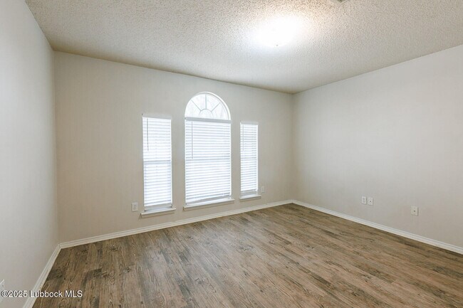 Building Photo - 536 N Kirby Ave