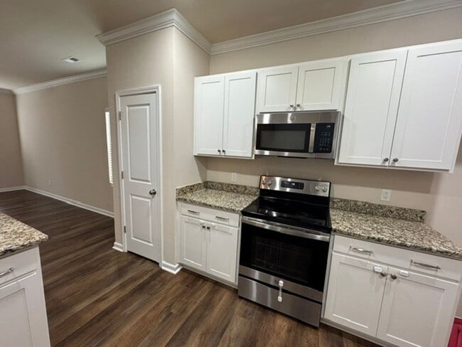Building Photo - ***** READY TO MOVE IN *****
