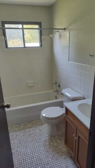 Building Photo - 111 Cedar St W