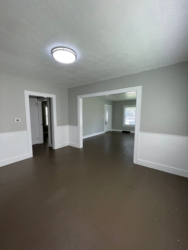Building Photo - 704 S 26th St