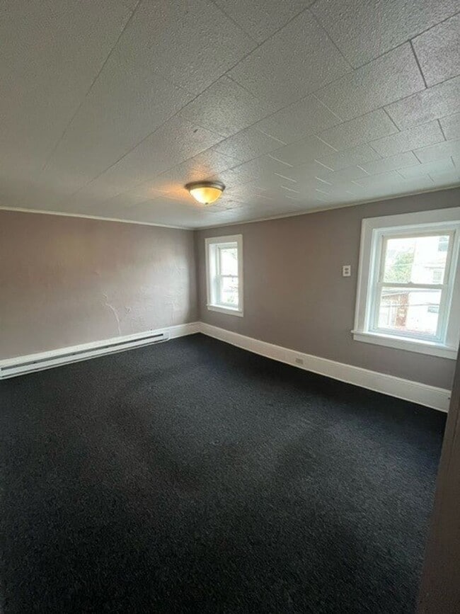 Building Photo - 4 Bedroom 1 Bath