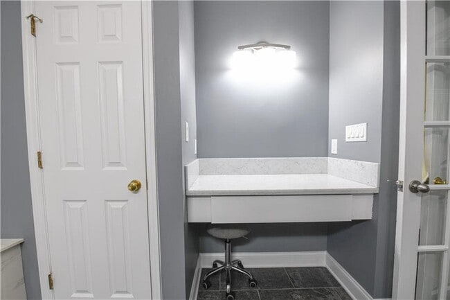 Building Photo - 304 Bridle Path