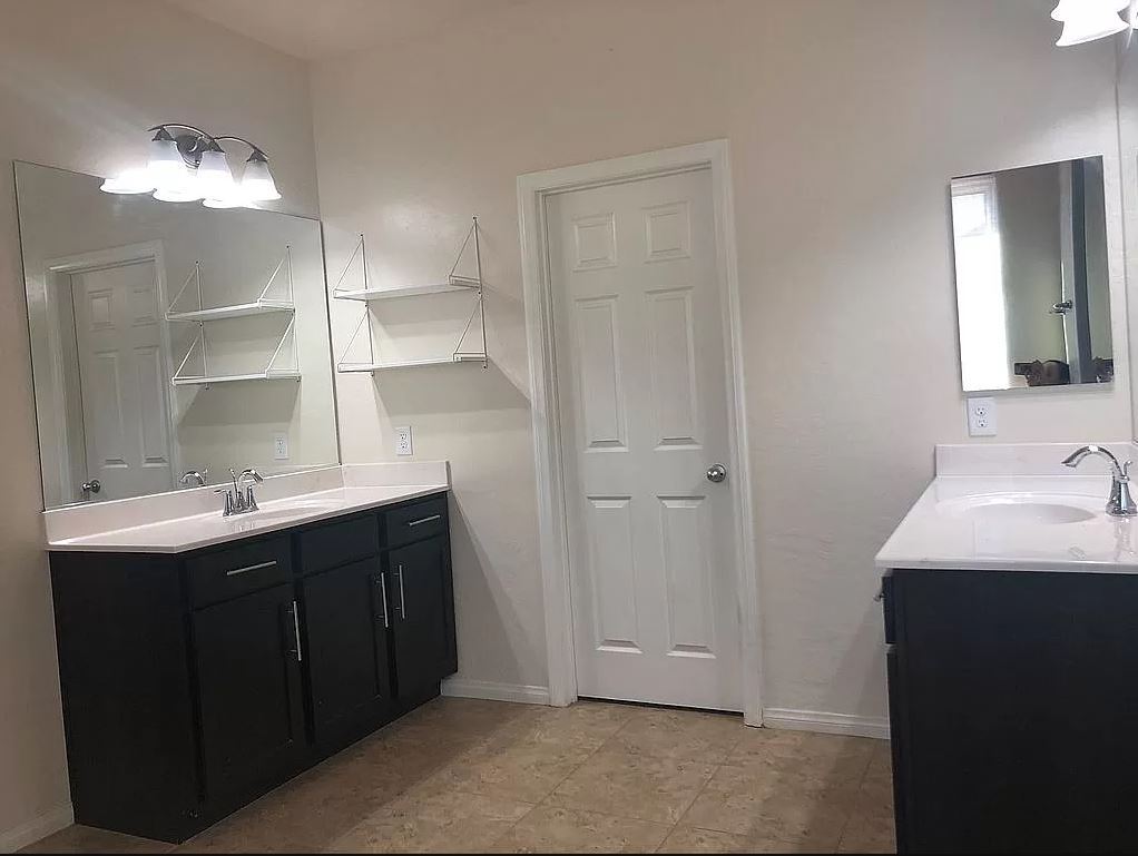Master Bath (seperate toilet) - 263 Garden Trellis Ct