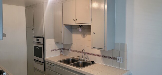 Building Photo - 808 E La Palma Dr