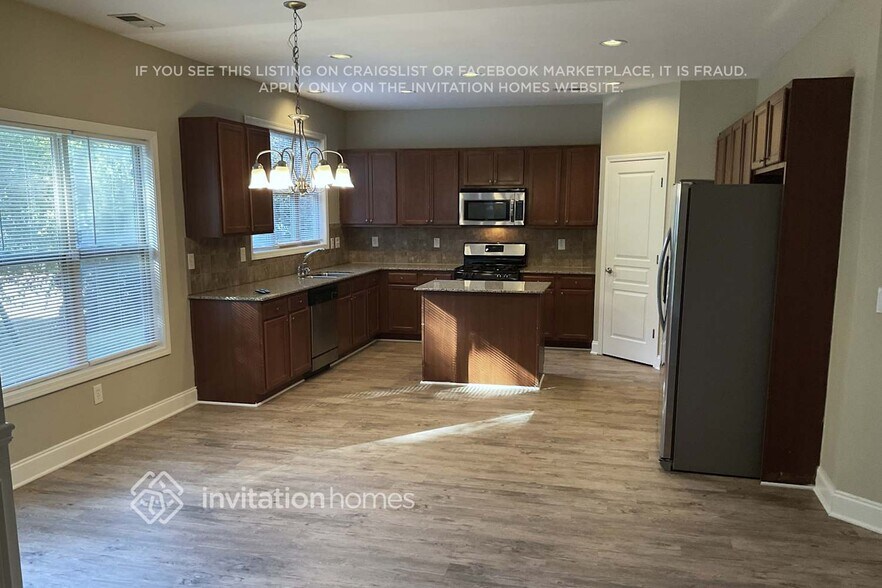 Building Photo - 505 Lakeside View