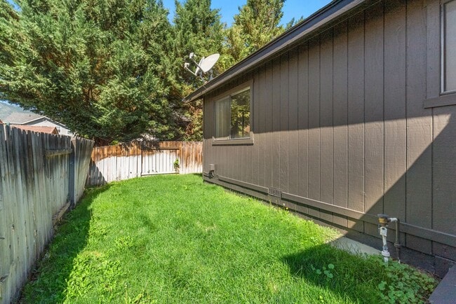 Building Photo - 145 Summerset Dr