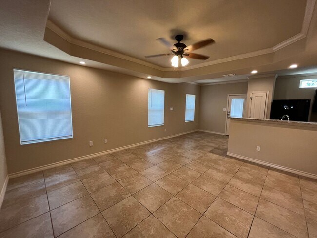 Building Photo - 6866 Lakeview Dr.