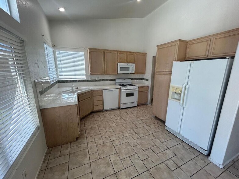 Building Photo - 6138 Circling Hawk Dr