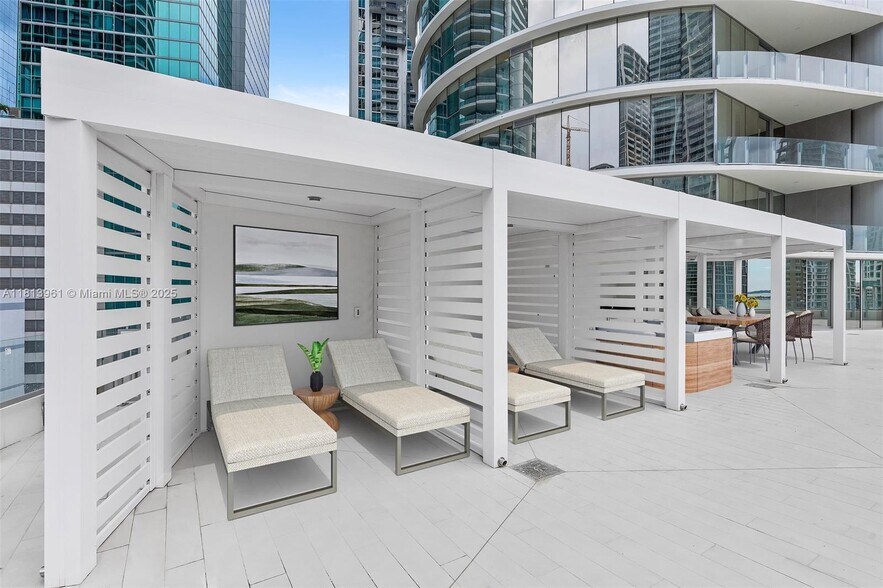 Building Photo - 300 Biscayne Boulevard Way