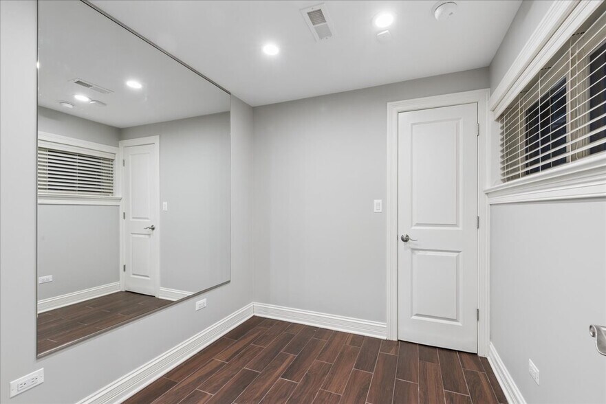 Building Photo - 1441 W Wolfram St