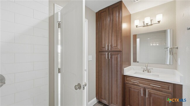 Building Photo - 1005 N LBJ Dr