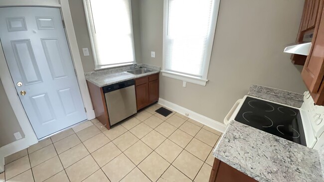 Building Photo - 669 Franklin St