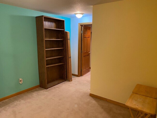 Building Photo - Spacious Garden-level Condo with Kitchenet...