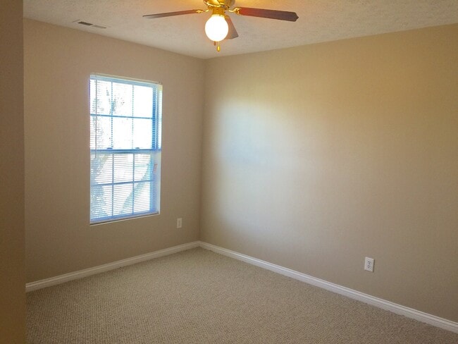 Building Photo - Beautiful Home in Quiet Cul-De-Sac Shelbyville! Basement!