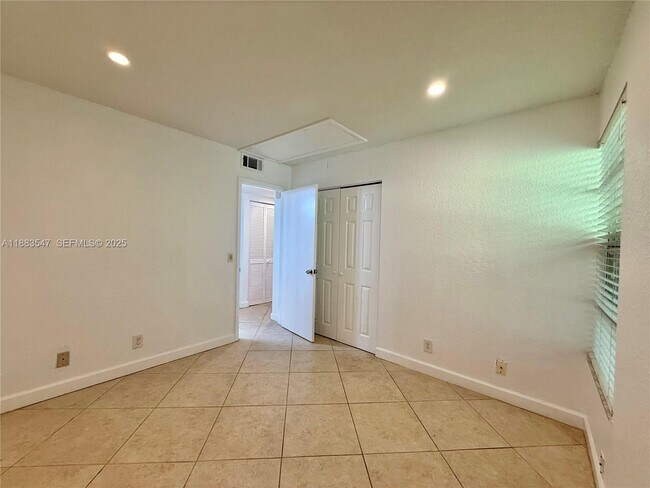 Building Photo - 3032 Coral Ridge Dr