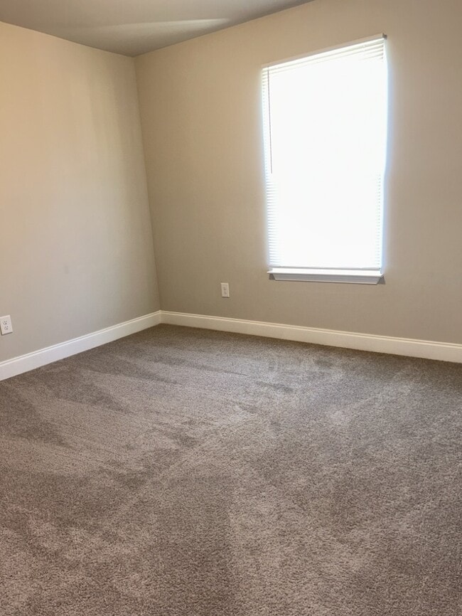 Building Photo - 2 Bedroom 1.5 Bathroom