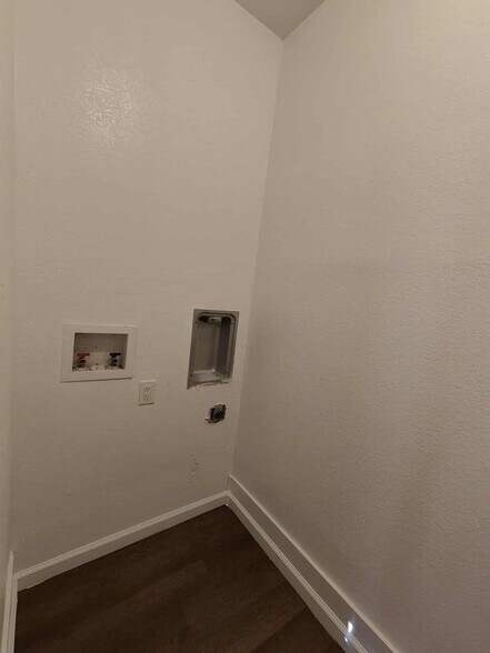 Building Photo - 2605 Birmingham Ave