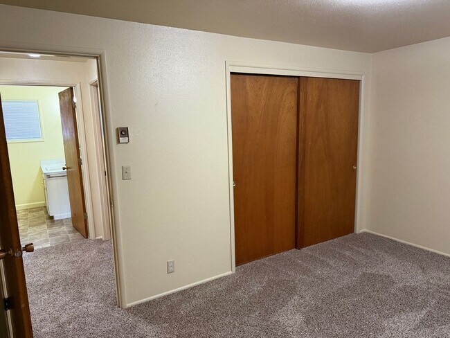 Building Photo - Nice single level 2 bedroom 1 bath house in Springfield!