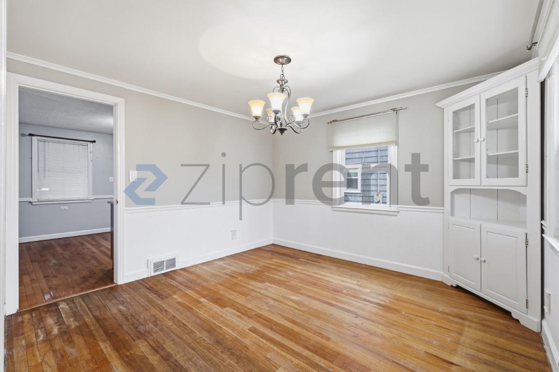 Building Photo - 18 St James St