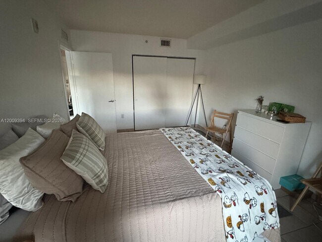 Building Photo - 2740 SW 28th Terrace