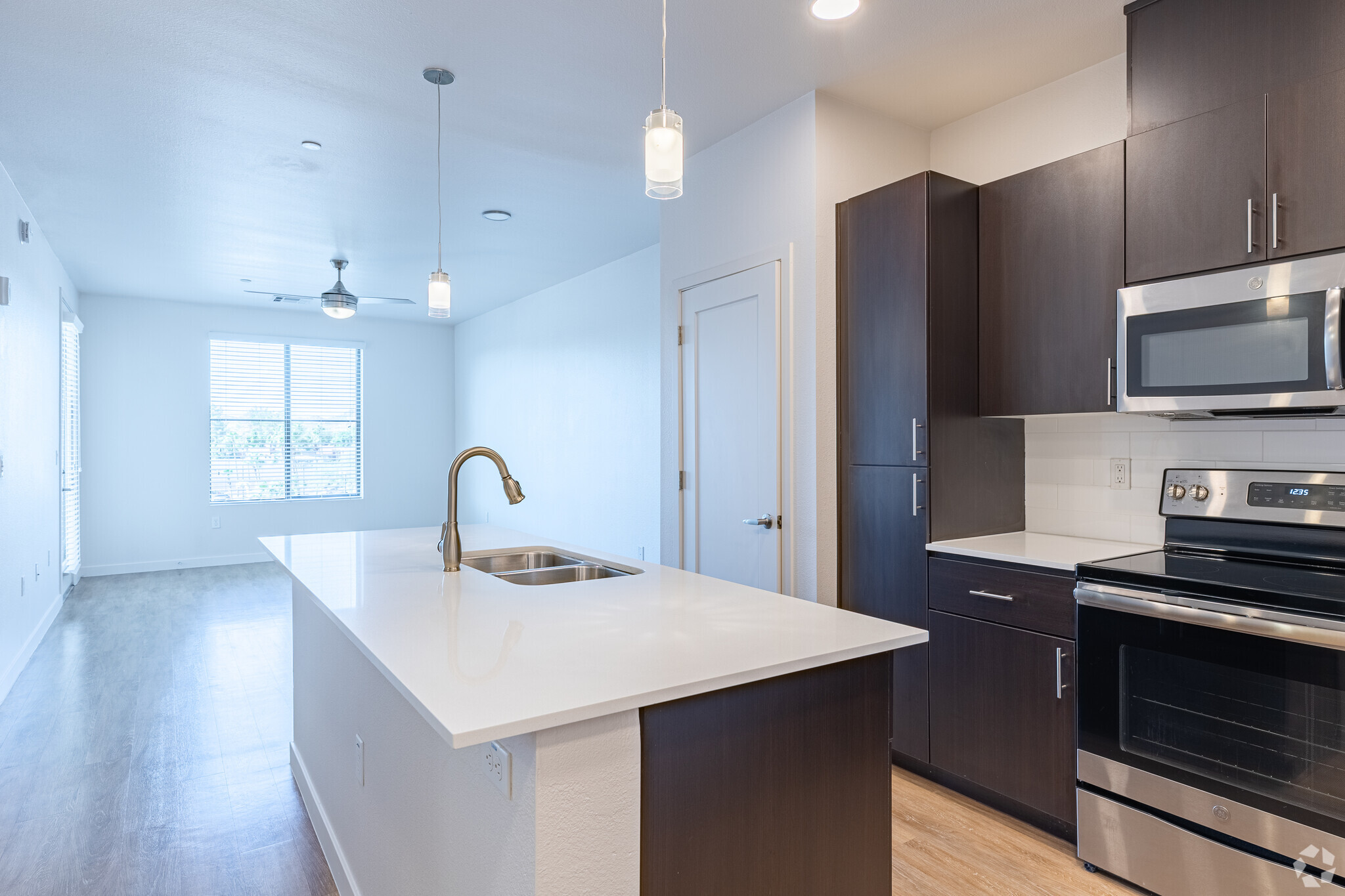 1BR-1BA-742SF-Reavis-Kitchen - View 32