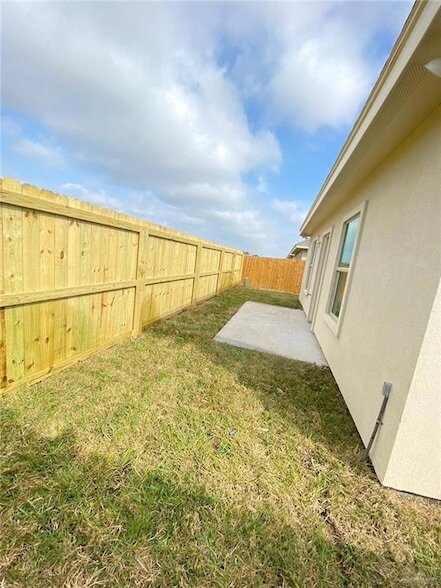 Building Photo - 2109 Canyon Dr