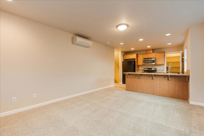 Building Photo - Modern Townhome Near the Willamette River