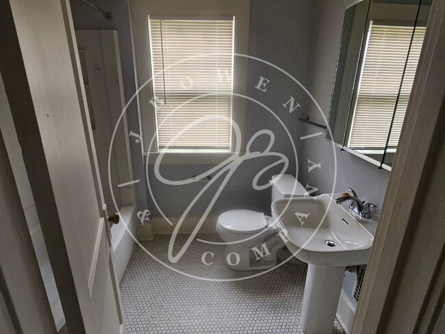 Building Photo - Charming 2 Bed, 1 Bath lower duplex in Tol...