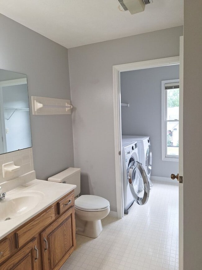 Building Photo - 4bd/3 bath located in desirable neighbor in Fox Den Subdivision in West Knoxville