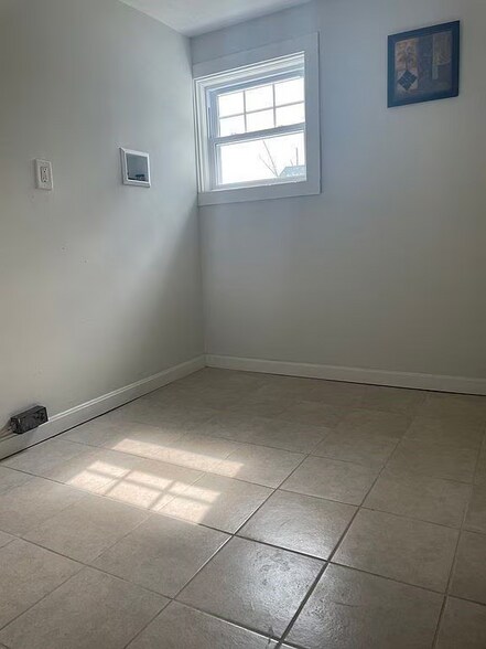 Building Photo - 27-29 Snell St