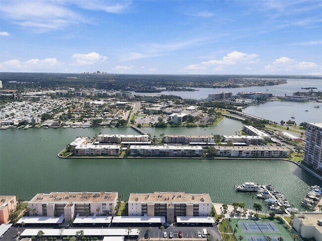 Building Photo - 7625 Sun Island Dr S