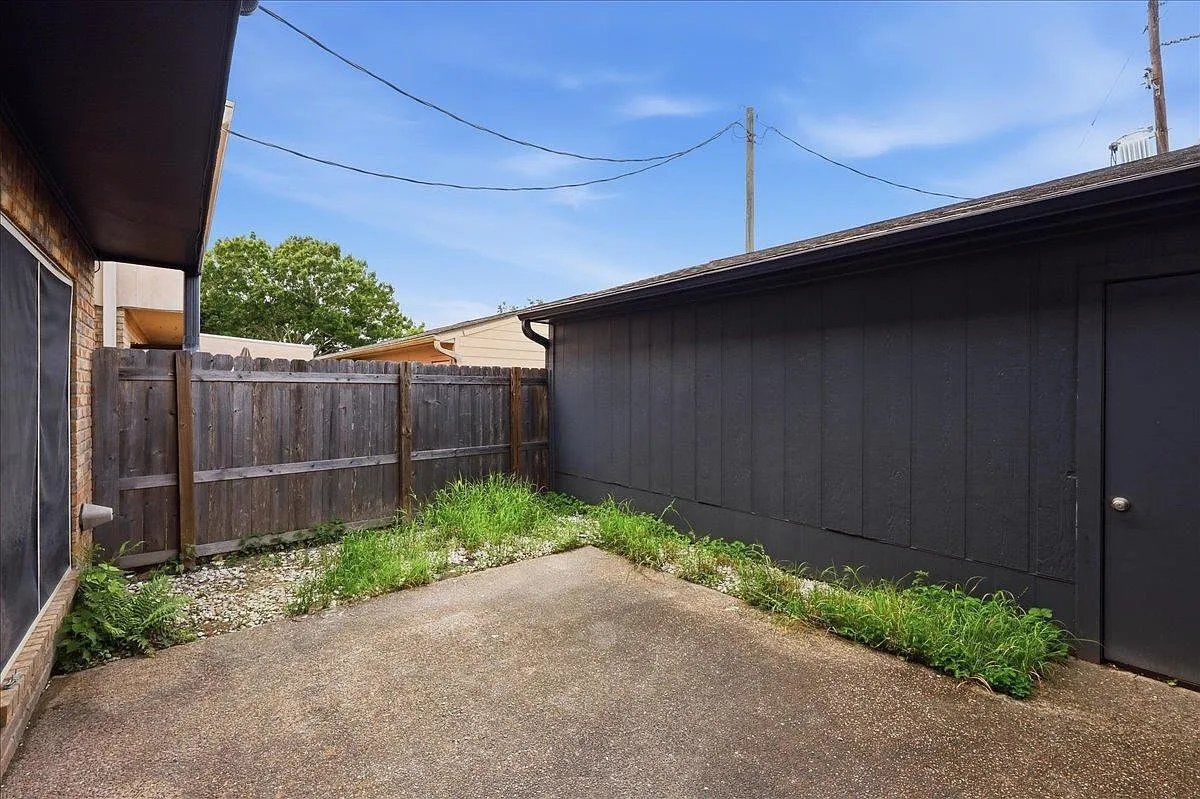 Building Photo - 1182 Green Meadow St