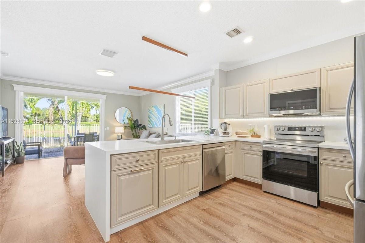 Building Photo - 920 Golden Cane Dr