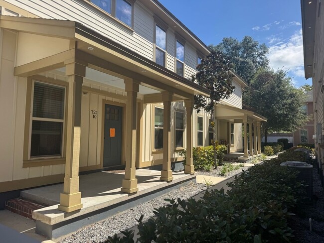 Building Photo - UF STUDENT UNIT AVAILABLE | HALF OFF FIRST MONTH + FREE INTERNET & PARKING!