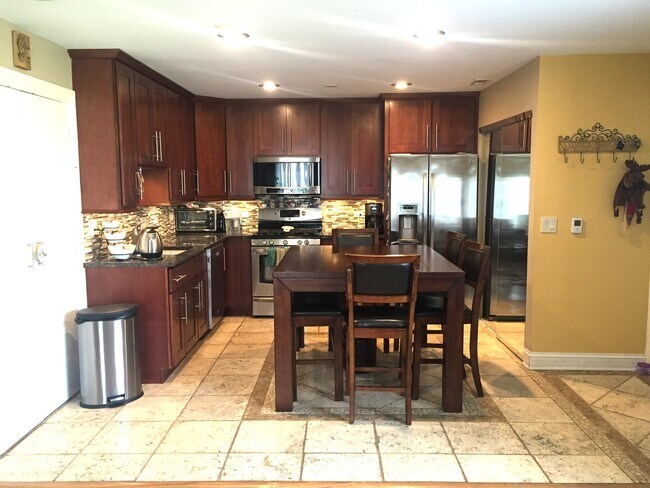 Building Photo - 1581 Quaker Ln