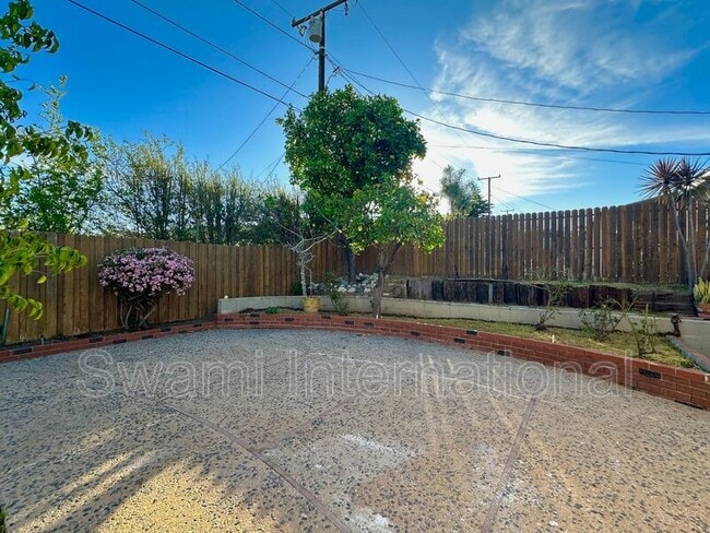 Building Photo - 1820 Avenida Estudiante