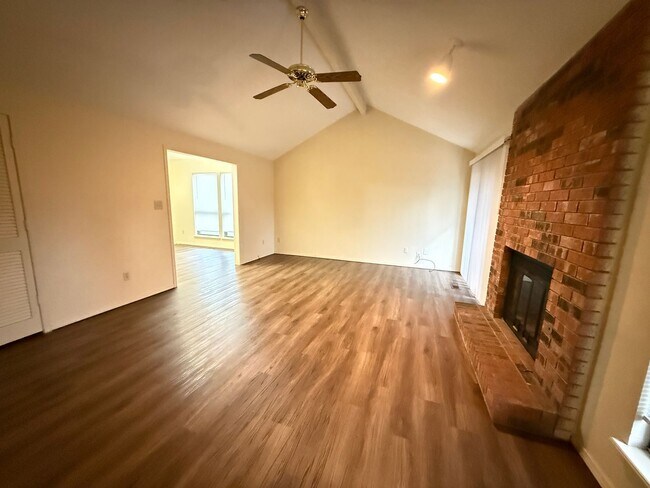 Building Photo - Huge Master Suite, culd-du-sac, Jenks Schools, 3 bedroom