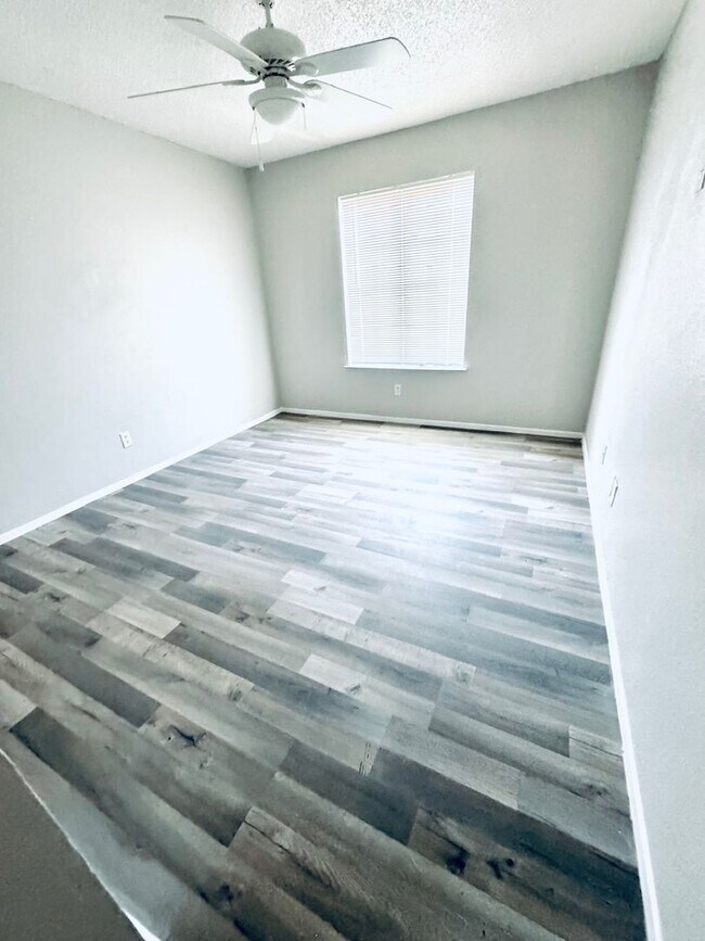 Building Photo - WONDERFUL 3 BEDROOM SINGLE STORY HOME IN T...