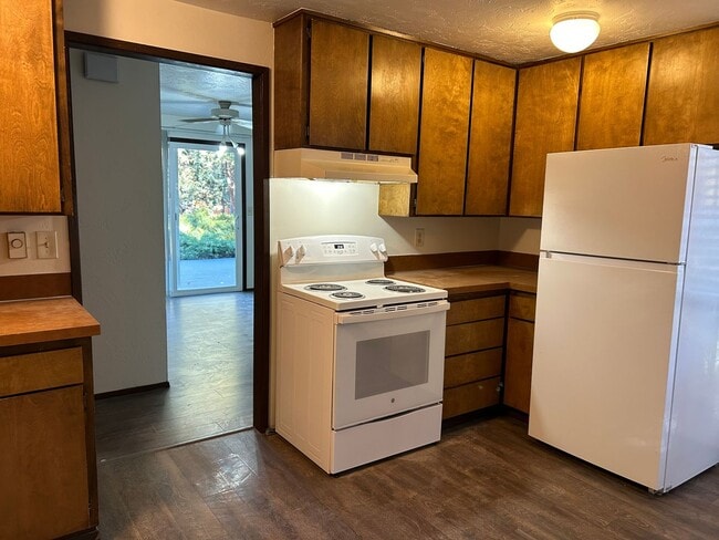 Building Photo - $500 off 1st Month's Rent!!! Charming Home on .25 acre Lot!