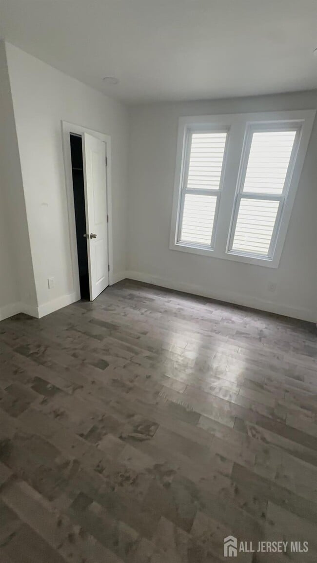 Building Photo - 21 Oak St