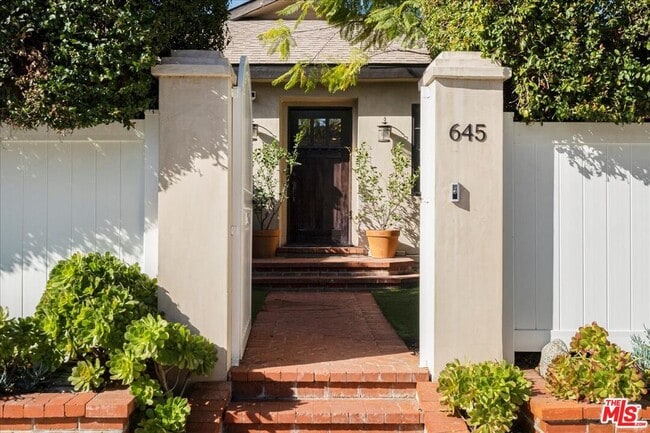 Building Photo - 645 N Sierra Bonita Ave