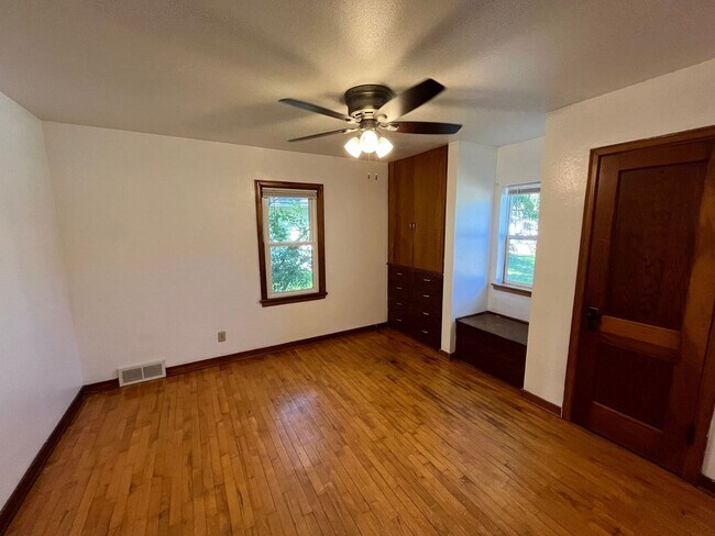 Building Photo - 714 4th St