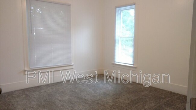 Building Photo - 921 Dayton St SW