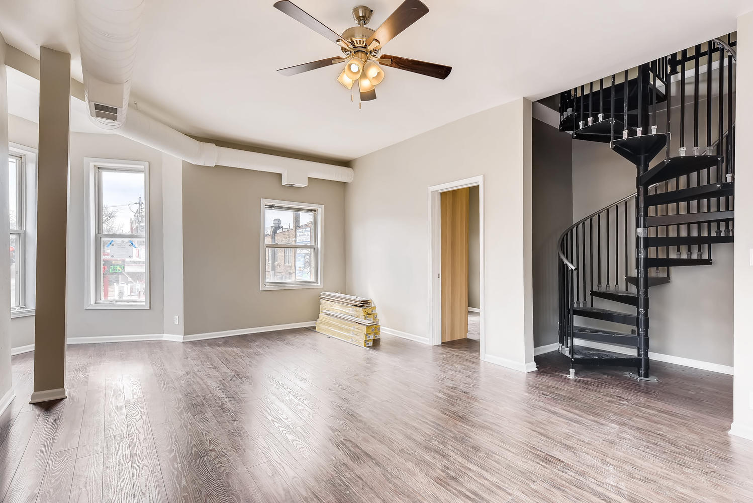 LR - 2000 W Roscoe St