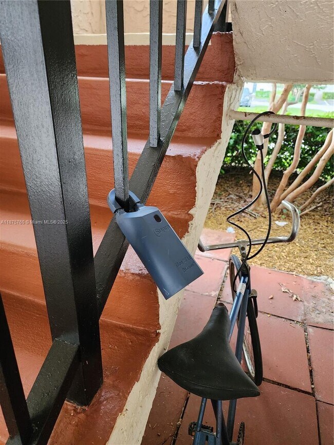 Building Photo - 681 S Hollybrook Dr