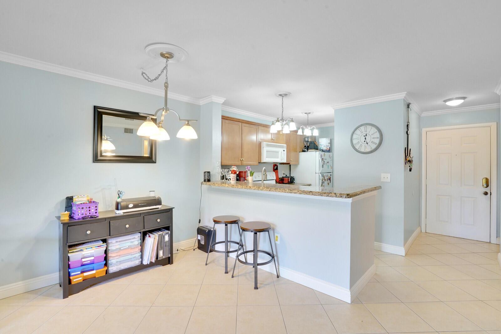 Building Photo - 4855 Via Palm Lks